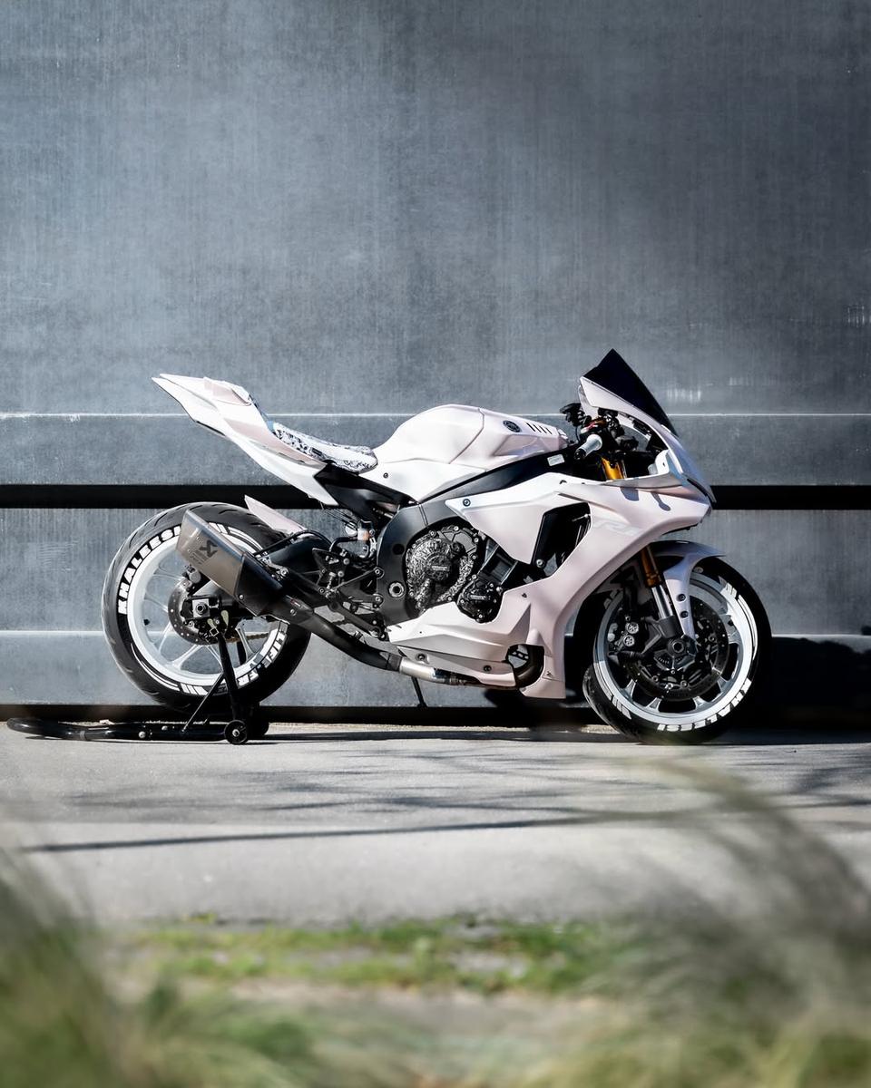Yamaha R1 · White