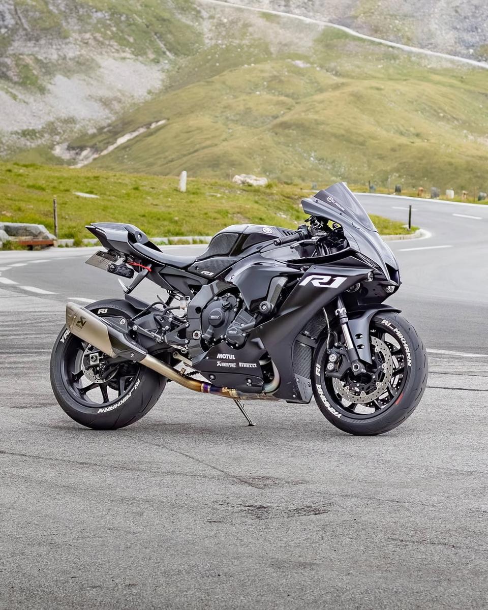 Yamaha R1 · Montagne
