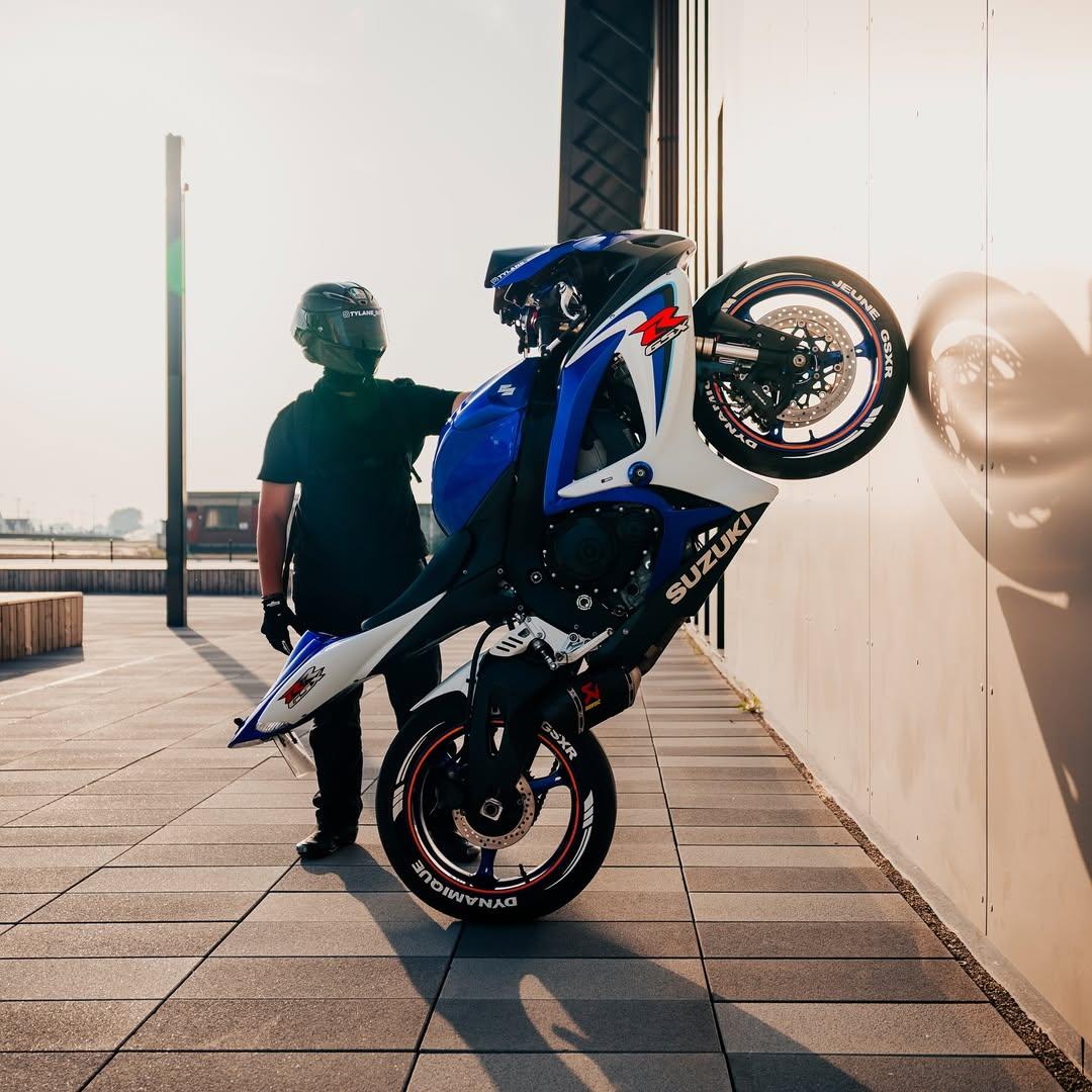 Suzuki GSX-R · Stunt