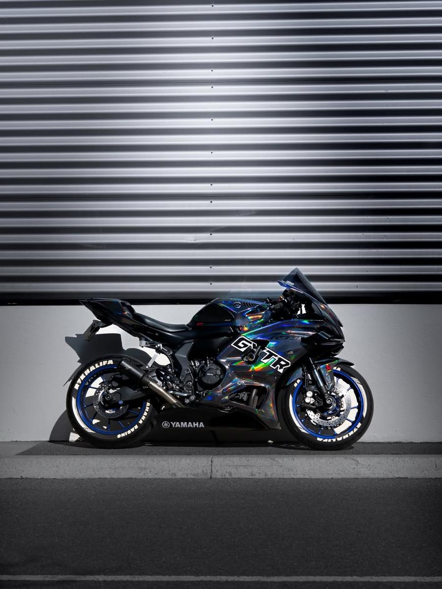 Yamaha R7 · Holographique