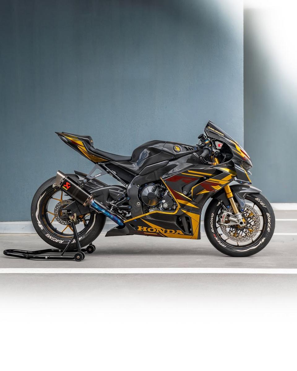 Honda CBR 1000RR-R · Gold