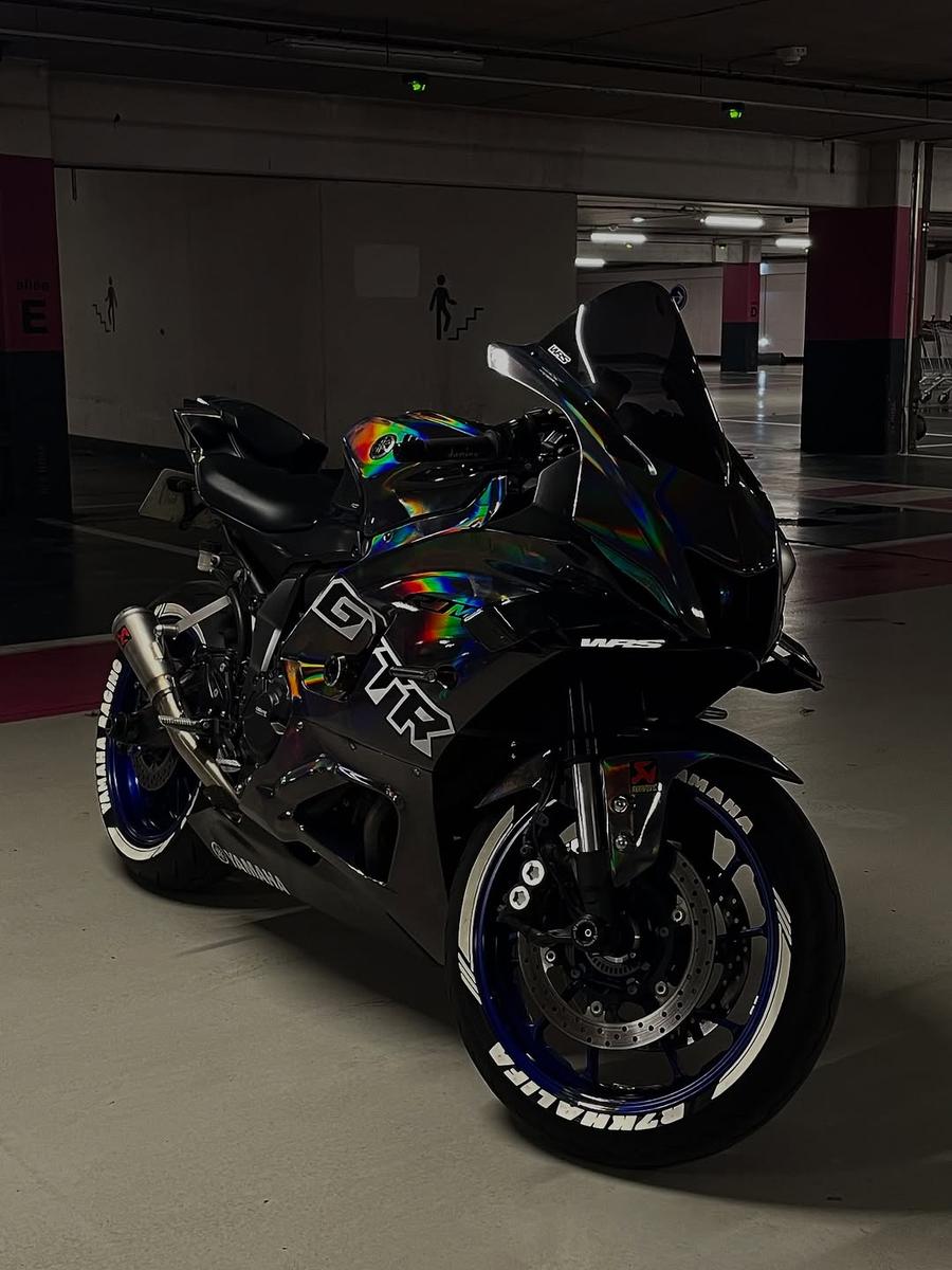 Yamaha R7 · Parking